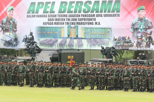 Upacara Pedang Pora Sambut Pangdam Jaya Baru