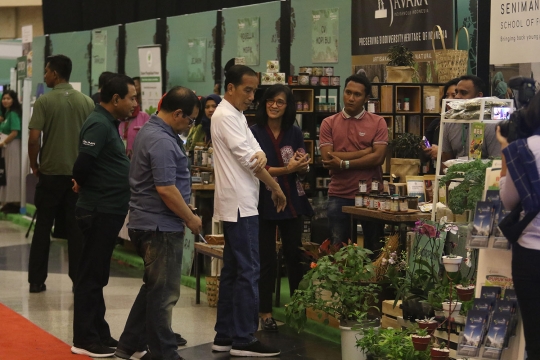 Gaya Jokowi Hadiri Spirit of Millenials: Green Festival