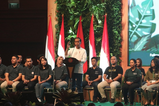 Gaya Jokowi Hadiri Spirit of Millenials: Green Festival