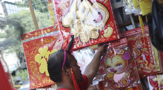 Jelang Imlek, Pedagang Pernak-pernik Mulai Ramai