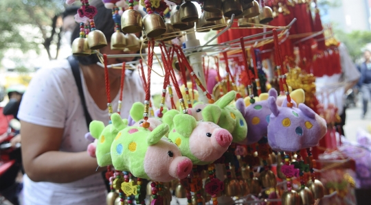 Jelang Imlek, Pedagang Pernak-pernik Mulai Ramai