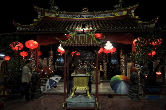 Sembahyang Malam di Klenteng Boen Tek Bio