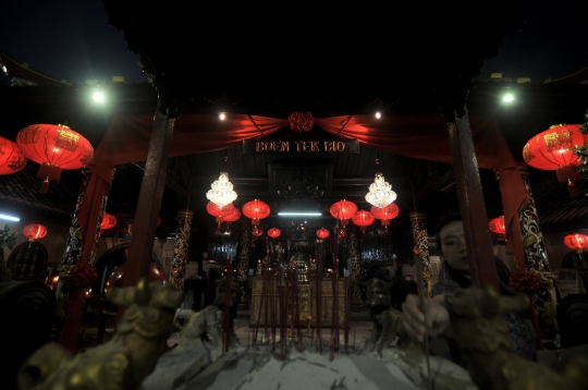 Sembahyang Malam di Klenteng Boen Tek Bio