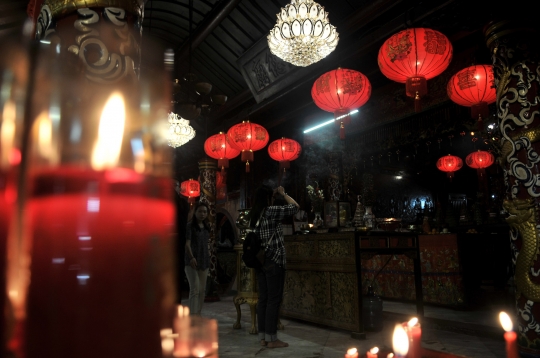 Sembahyang Malam di Klenteng Boen Tek Bio