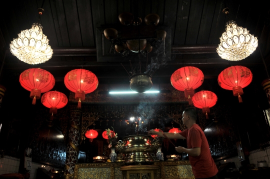 Sembahyang Malam di Klenteng Boen Tek Bio