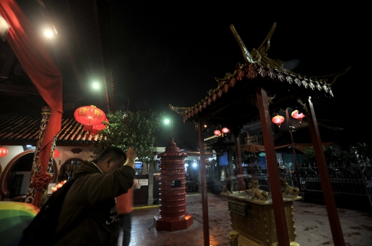 Sembahyang Malam di Klenteng Boen Tek Bio