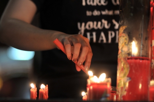 Sembahyang Malam di Klenteng Boen Tek Bio