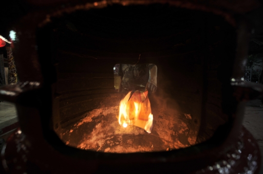 Sembahyang Malam di Klenteng Boen Tek Bio