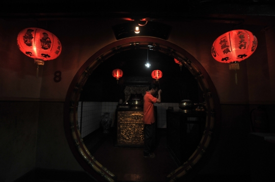 Sembahyang Malam di Klenteng Boen Tek Bio