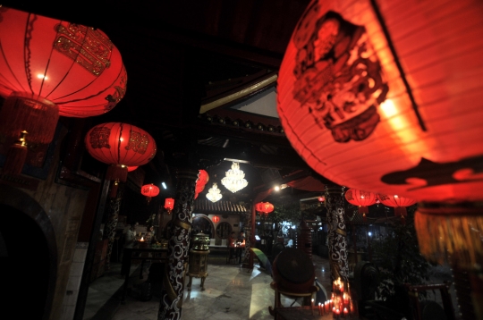 Sembahyang Malam di Klenteng Boen Tek Bio