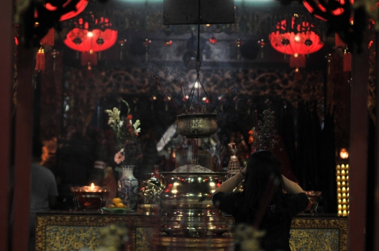 Sembahyang Malam di Klenteng Boen Tek Bio