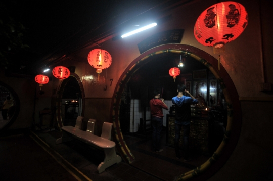 Sembahyang Malam di Klenteng Boen Tek Bio