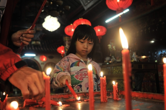 Sembahyang Malam di Klenteng Boen Tek Bio