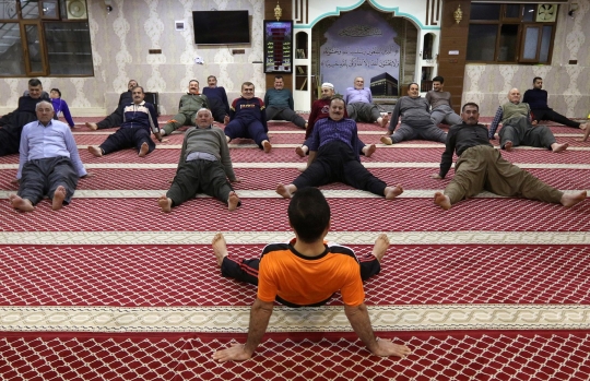 Rutinitas Unik Muslim Irak Seusai Salat Subuh