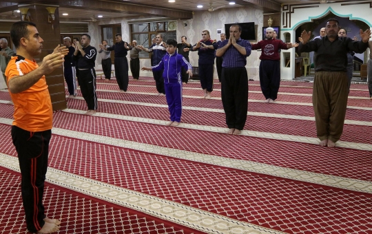 Rutinitas Unik Muslim Irak Seusai Salat Subuh