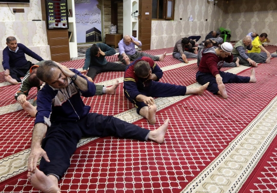 Rutinitas Unik Muslim Irak Seusai Salat Subuh