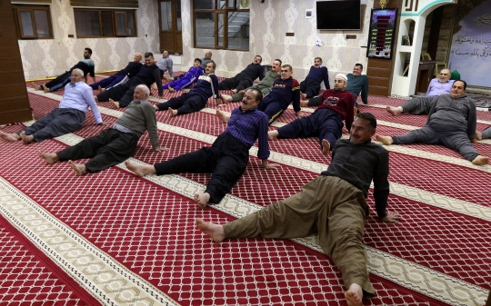 Rutinitas Unik Muslim Irak Seusai Salat Subuh