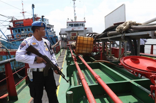 Bakamla Tangkap Kapal BBM Ilegal di Teluk Jakarta