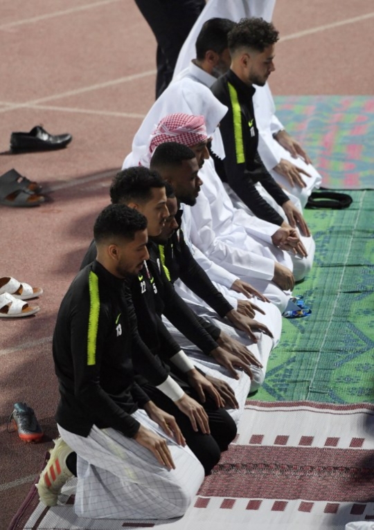 Latihan Jelang Lawan Jepang, Timnas Qatar Salat Berjemaah di Lapangan