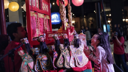 Pementasan Wayang Potehi Hibur Pengunjung Mal