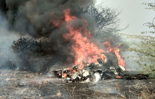 Pesawat Tempur India Jatuh dan Terbakar, Dua Pilot Tewas