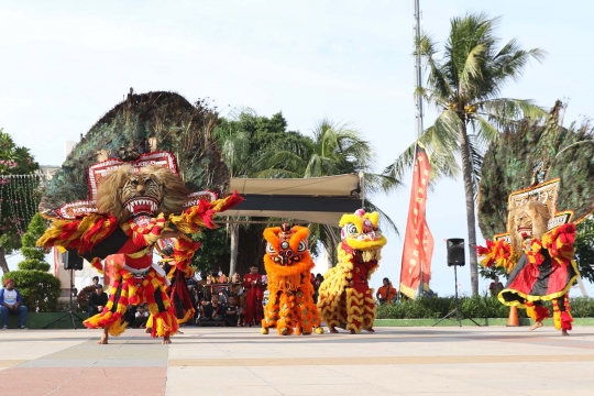 Atraksi Barongsai dan Reog Ponorogo Hibur Pengunjung Ancol