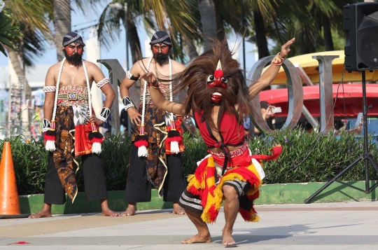 Atraksi Barongsai dan Reog Ponorogo Hibur Pengunjung Ancol