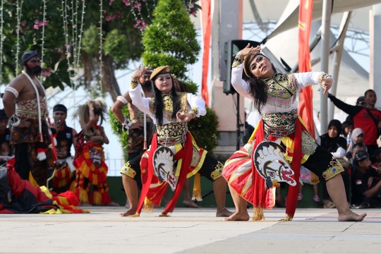 Atraksi Barongsai dan Reog Ponorogo Hibur Pengunjung Ancol