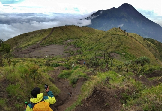 Libur Kejepit Imlek Dimanfaatkan Warga Mendaki Merbabu