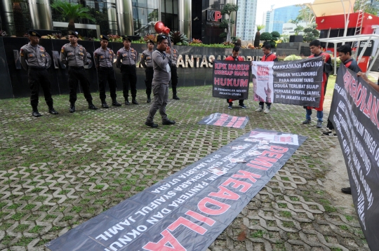 Aksi Unjuk Rasa Tuntut KPK Jerat Mafia Hukum