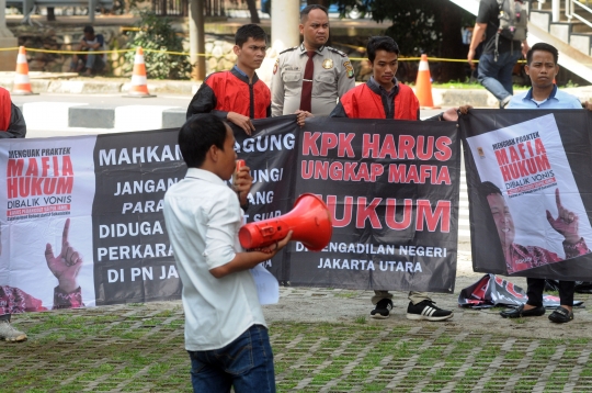 Aksi Unjuk Rasa Tuntut KPK Jerat Mafia Hukum