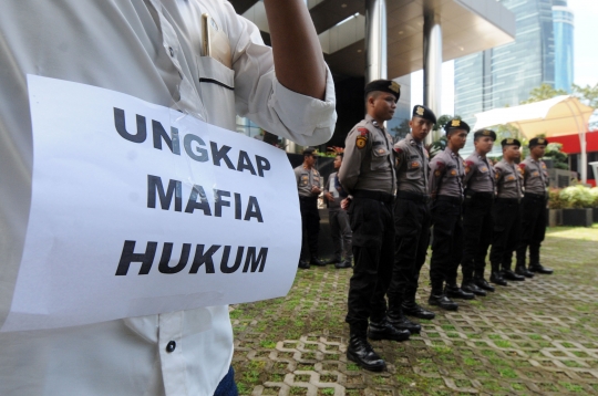 Aksi Unjuk Rasa Tuntut KPK Jerat Mafia Hukum