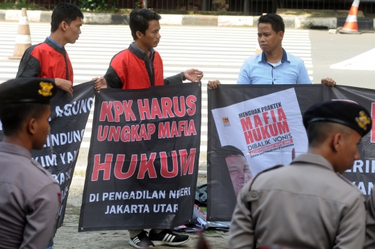 Aksi Unjuk Rasa Tuntut KPK Jerat Mafia Hukum