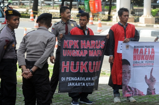 Aksi Unjuk Rasa Tuntut KPK Jerat Mafia Hukum