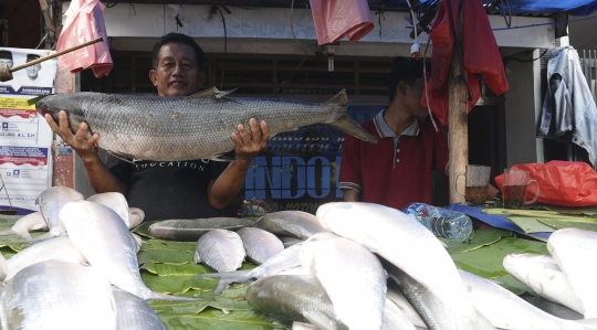 Jelang Imlek, Pedagang Bandeng Menjamur di Rawa Belong