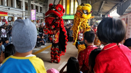 Aksi Barongsai Hibur Penumpang KRL di Stasiun Kota