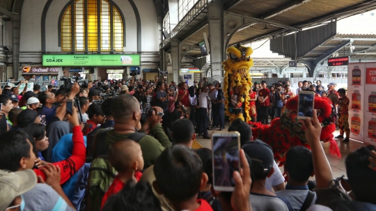 Aksi Barongsai Hibur Penumpang KRL di Stasiun Kota