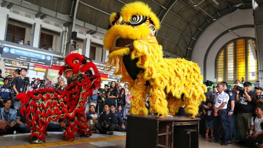 Aksi Barongsai Hibur Penumpang KRL di Stasiun Kota