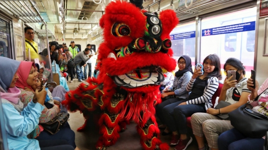 Aksi Barongsai Hibur Penumpang KRL di Stasiun Kota