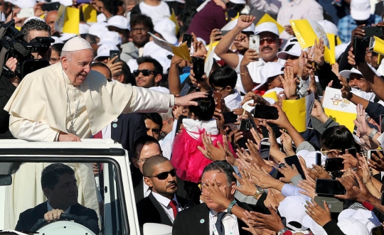 Sambutan Warga Uni Emirat Arab Saat Paus Franciskus Naik Jip Keliling Stadion