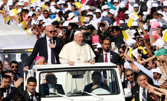 Sambutan Warga Uni Emirat Arab Saat Paus Franciskus Naik Jip Keliling Stadion