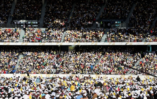 Sambutan Warga Uni Emirat Arab Saat Paus Franciskus Naik Jip Keliling Stadion
