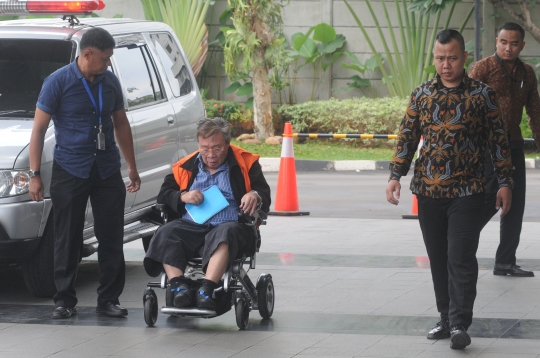 Dirut PT WKE Berkursi Roda Saat Kembali Diperiksa KPK