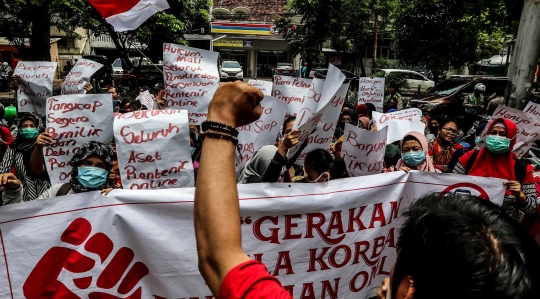 Demo Rentenir Online, Massa Tuntut Keadilan di Pengadilan Jakarta Pusat