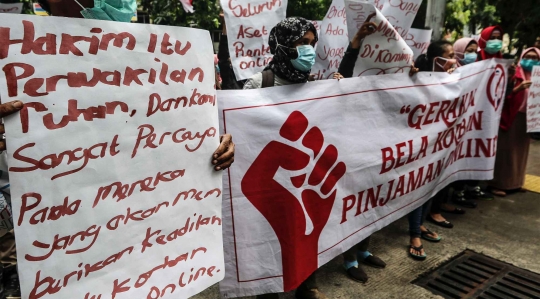 Demo Rentenir Online, Massa Tuntut Keadilan di Pengadilan Jakarta Pusat