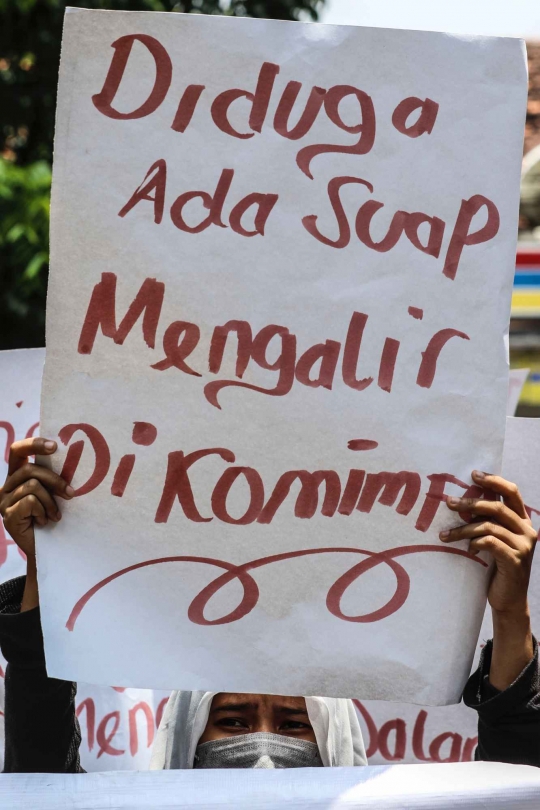 Demo Rentenir Online, Massa Tuntut Keadilan di Pengadilan Jakarta Pusat