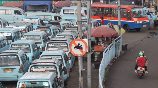 Aksi Pemotor Potong Jalur Angkot untuk Menyingkat Waktu