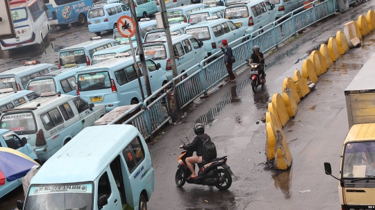 Aksi Pemotor Potong Jalur Angkot untuk Menyingkat Waktu