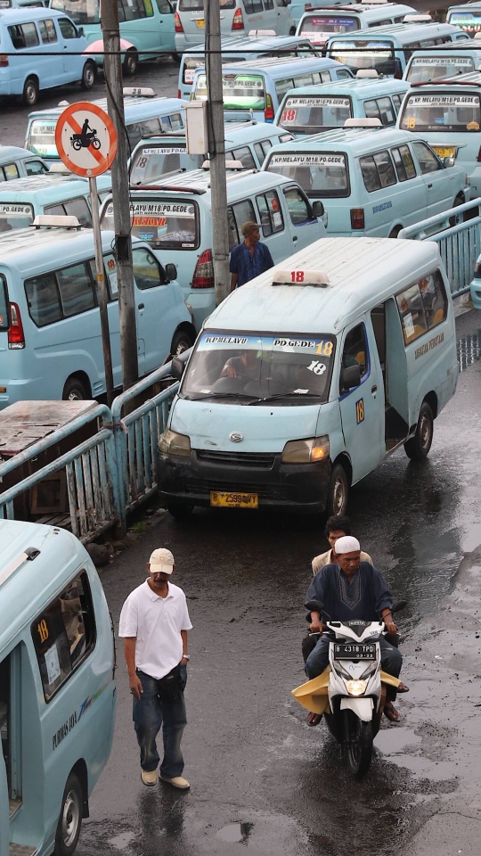 Aksi Pemotor Potong Jalur Angkot untuk Menyingkat Waktu