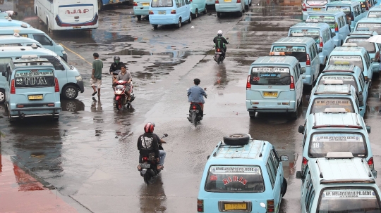 Aksi Pemotor Potong Jalur Angkot untuk Menyingkat Waktu